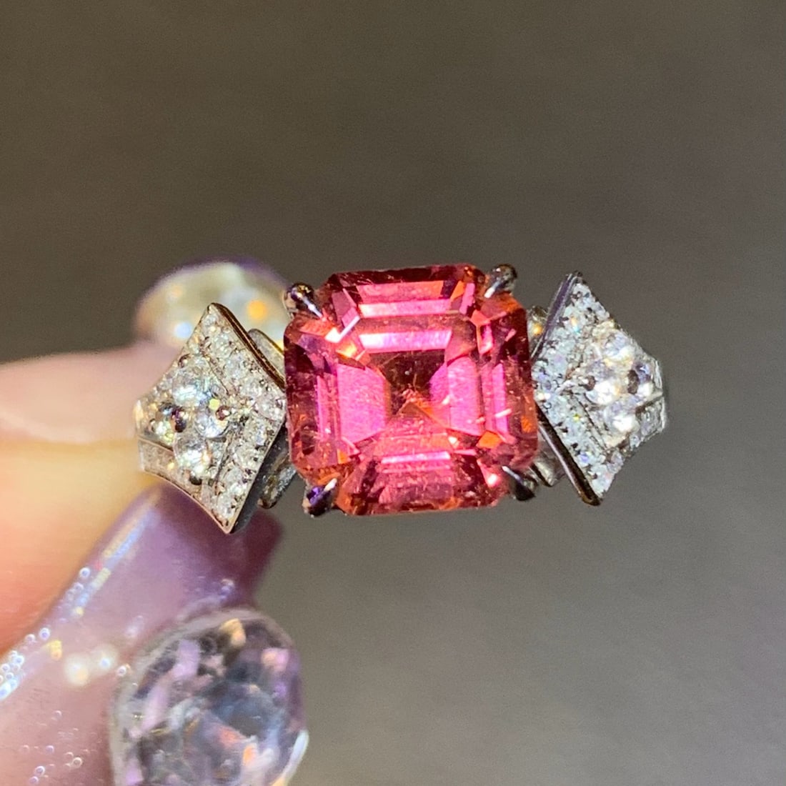 14K GOLD 2.67 CTW NATURAL TOURMALINE & DIAMOND RING: Ref:231083117 // Gold Content:14K Gold // Ring Size:7.25US // // Main Gemstone:Tourmaline // Shape:Octagonal // Carat Weight:2.55ct // Color:Red // Treatment:Natural // // Adjacent Gemstone 2 :