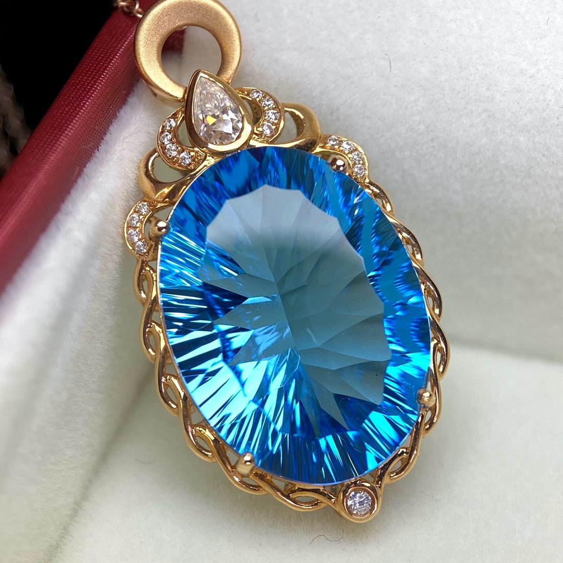 14K GOLD 21.2 CT NATURAL TOPAZ & DIAMOND PENDANT( WITHOUT CHAIN ): Ref:231083119 // Gold Content:14K Gold // Main Gemstone:Topaz // Shape:Oval // Carat Weight:21.2ct // Color:Blue // Treatment:Natural // // Adjacent Gemstone 2 : Diamond // Number of stones:18 // Shap