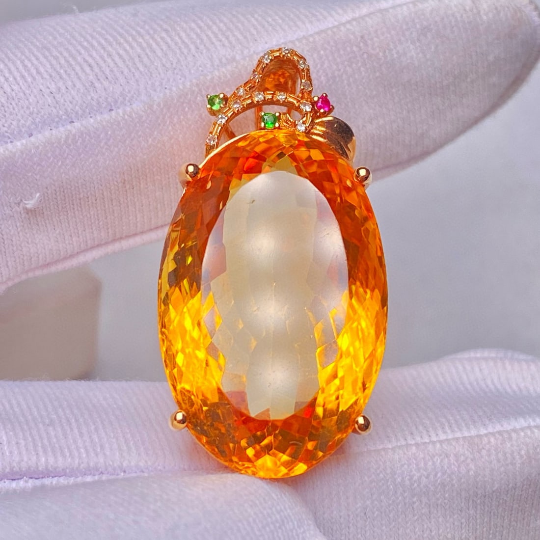 14K GOLD 29.3 CT NATURAL CITRINE & DIAMOND PENDANT( WITHOUT CHAIN ): Ref:231083137 // Gold Content:14K Gold // Main Gemstone:Citrine // Shape:Oval // Carat Weight:29.3ct // Color:Yellow // Treatment:Natural // // Adjacent Gemstone 2 : Diamond // Shape:Round //