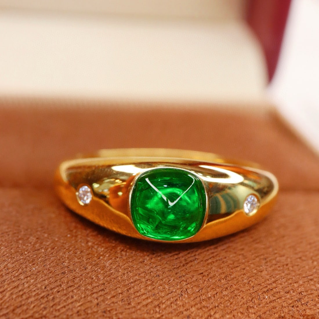 14K GOLD 0.93 CTW VIVID GREEN NATURAL EMERALD & DIAMOND RING: Ref:231083144 // Gold Content:14K Gold // Ring Size:7.25US // // Main Gemstone:Emerald // Shape:Sugar-Loaf // Carat Weight:0.90ct // Color:Vivid Green // Treatment:Natural // // Adjacent Gemstone 2 :