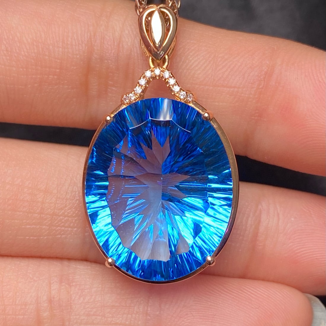 14K GOLD 23.75 CT NATURAL TOPAZ & DIAMOND PENDANT( WITHOUT CHAIN ): Ref:231083159 // Gold Content:14K Gold // Main Gemstone:Topaz // Shape:Oval // Carat Weight:23.75ct // Color:Blue // Treatment:Natural // // Adjacent Gemstone 2 : Diamond // Number of stones:11 // Sha