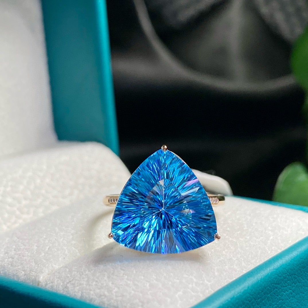 14K GOLD 9.65 CT NATURAL TOPAZ & DIAMOND RING: Ref:231083160 // Gold Content:14K Gold // Ring Size:7.25US // // Main Gemstone:Topaz // Shape:Triangle // Carat Weight:9.65ct // Color:Blue // Treatment:Natural // // Adjacent Gemstone 2 : Diamond //
