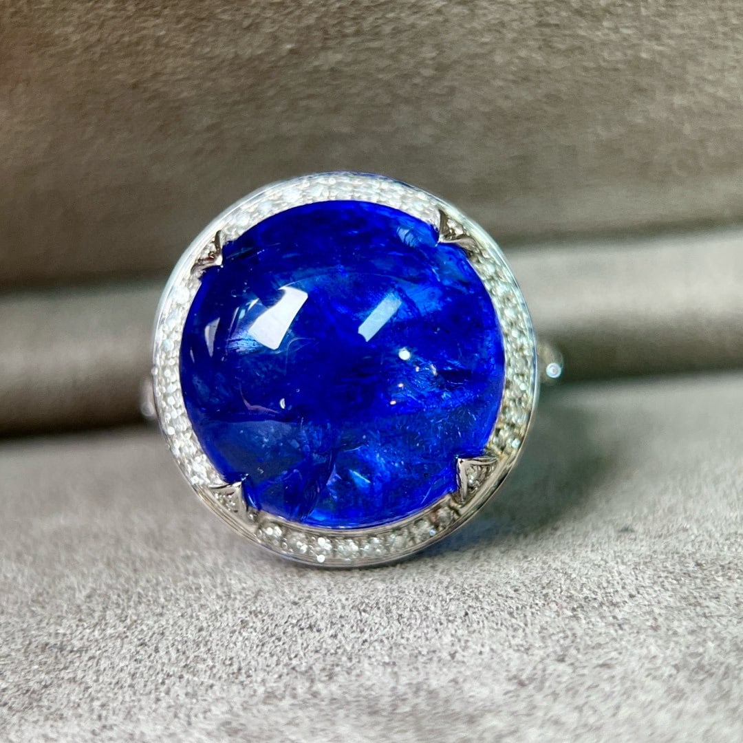 14K GOLD 15.04 CTW NATURAL TANZANITE & DIAMOND RING: Ref:231083210 // Gold Content:14K Gold // Ring Size:7.25US // // Main Gemstone:Tanzanite // Shape:Round // Carat Weight:14.66ct // Color:Blue // Treatment:Natural // Cut Grade:G // // Adjacent