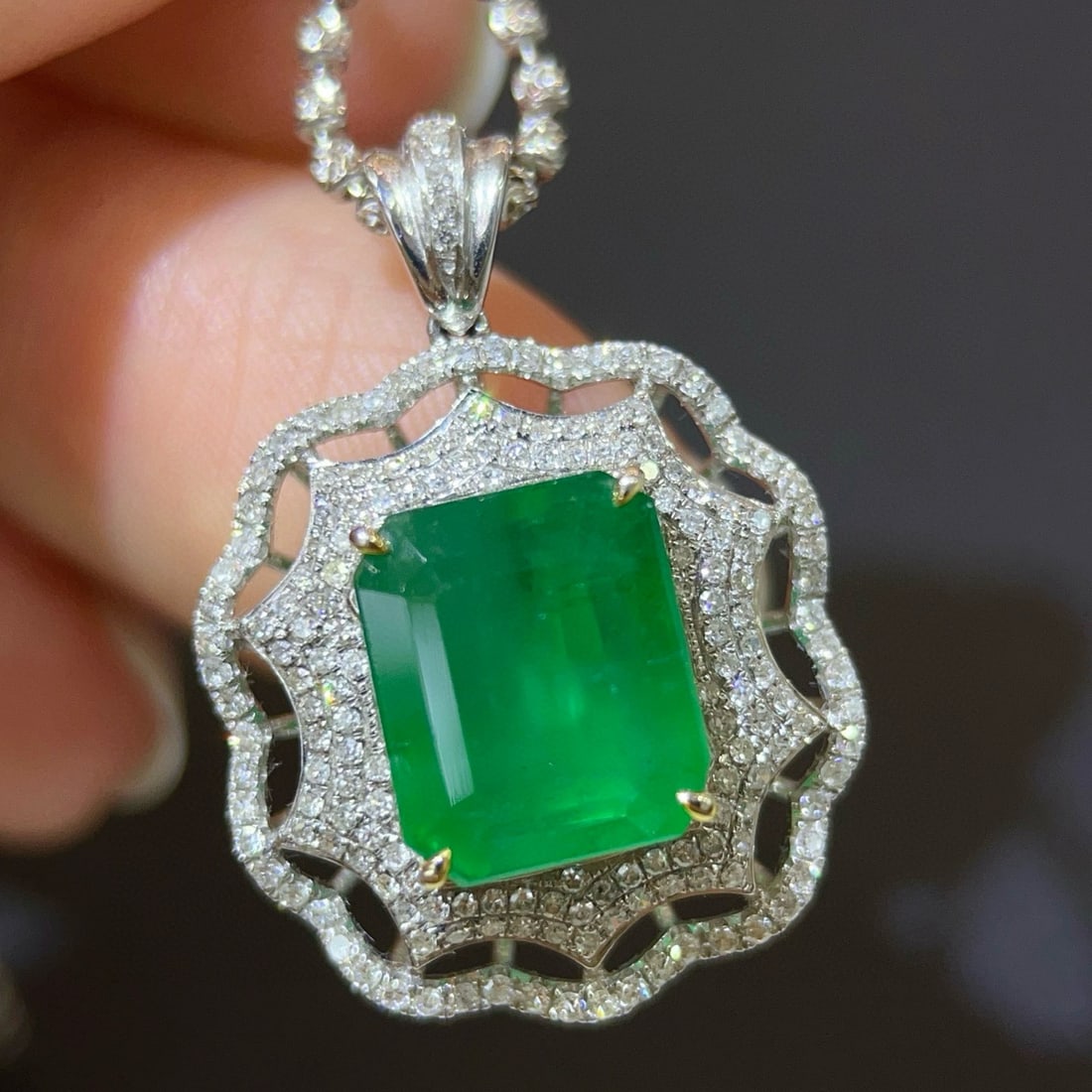 14K GOLD 4.79 CTW NATURAL EMERALD & DIAMOND PENDANT( WITHOUT CHAIN ): Ref:231083217 // Gold Content:14K Gold // Main Gemstone:Emerald // Shape:Octagonal // Carat Weight:4.35ct // Color:Green // Treatment:Natural // // Adjacent Gemstone 2 : Diamond // Shape:Round //