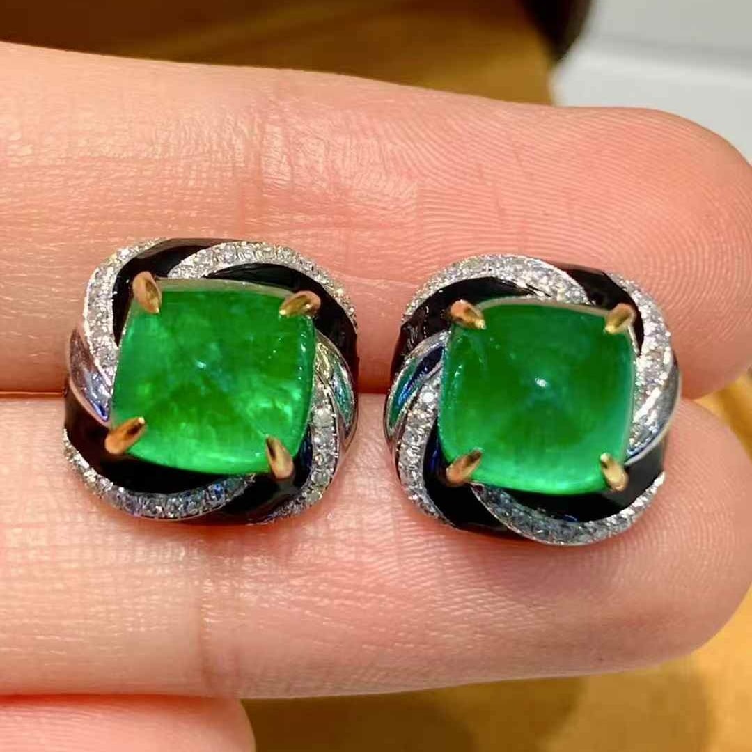 14K GOLD 5.3 CT VIVID GREEN NATURAL EMERALD & DIAMOND EARRINGS: Ref:231083224 // Gold Content:14K Gold // Main Gemstone:Emerald // Shape:Sugar-Loaf // Carat Weight:5.3ct // Color:Vivid Green // Treatment:Natural // // Adjacent Gemstone 2 : Diamond //