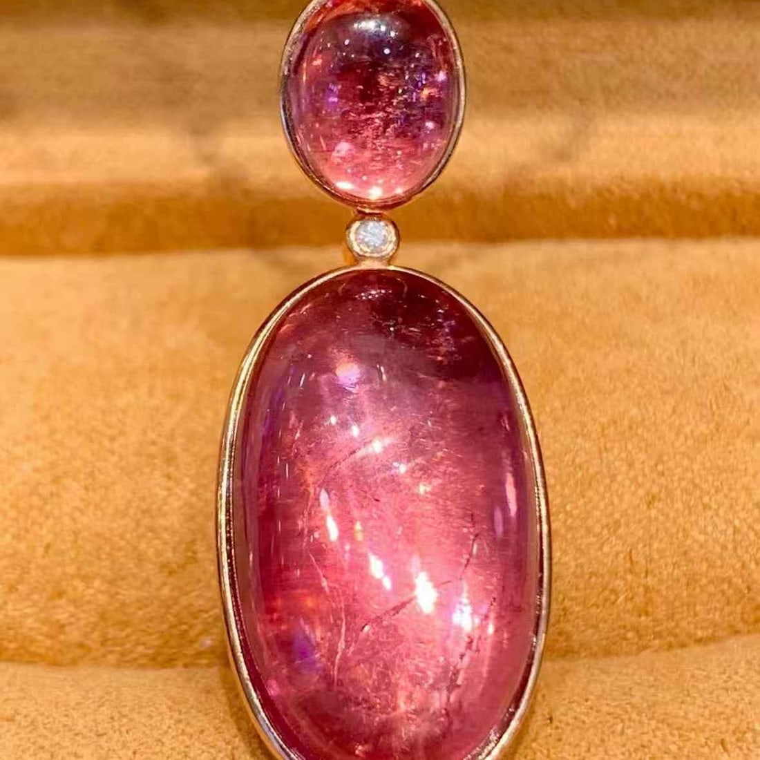 14K GOLD 17.6 CT NATURAL TOURMALINE & DIAMOND PENDANT( WITHOUT CHAIN ): Ref:231083243 // Gold Content:14K Gold // Main Gemstone:Tourmaline // Shape:Oval // Carat Weight:17.6ct // Color:Red // Treatment:Natural // // Adjacent Gemstone 2 : Diamond // Shape:Round //