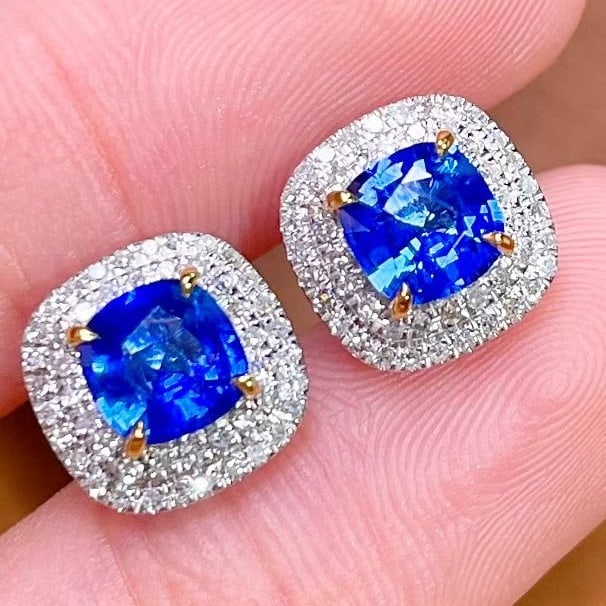 14K GOLD 1.26 CT NATURAL SAPPHIRE & DIAMOND EARRINGS: Ref:231083258 // Gold Content:14K Gold // Main Gemstone:Sapphire // Shape:Cushion // Carat Weight:1.26ct // Color:Blue // Treatment:Natural // // Adjacent Gemstone 2 : Diamond // Number of stones:96 /