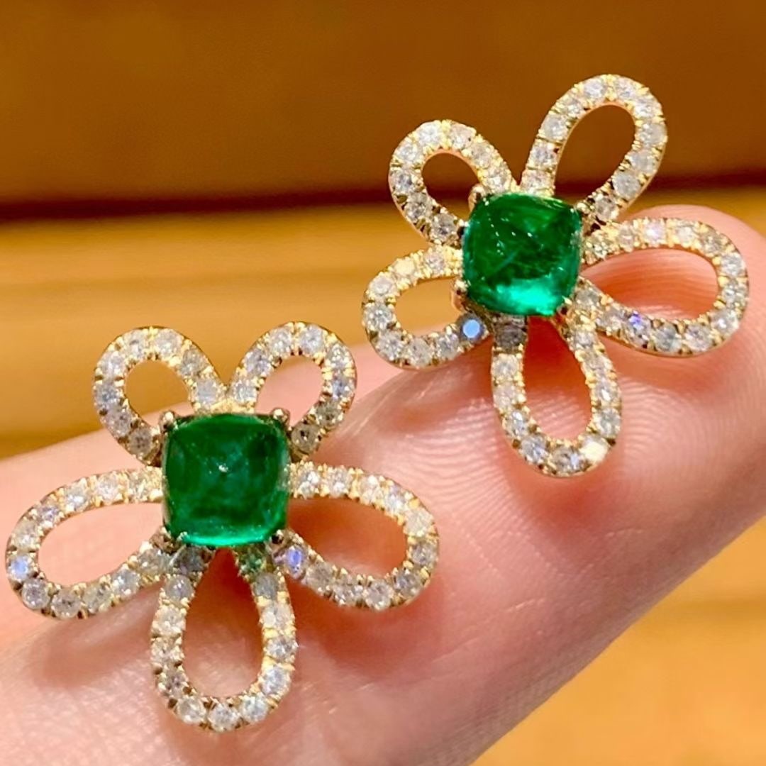 14K GOLD 1.1 CT VIVID GREEN NATURAL EMERALD & DIAMOND EARRINGS: Ref:231083259 // Gold Content:14K Gold // Main Gemstone:Emerald // Shape:Sugar-Loaf // Carat Weight:1.1ct // Color:Vivid Green // Treatment:Natural // // Adjacent Gemstone 2 : Diamond //