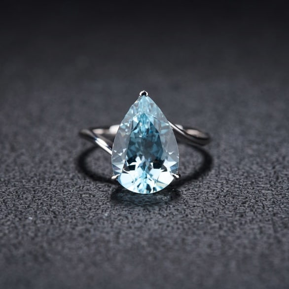 14K GOLD 4.1 CT NATURAL AQUAMARINE & DIAMOND RING: Ref:231084067 // Gold Content:14K Gold // Ring Size:7.25US // // Main Gemstone:Aquamarine // Shape:Pear // Carat Weight:4.1ct // Color:Santa Maria Color // Treatment:Natural // // Adjacent Gemstone 2