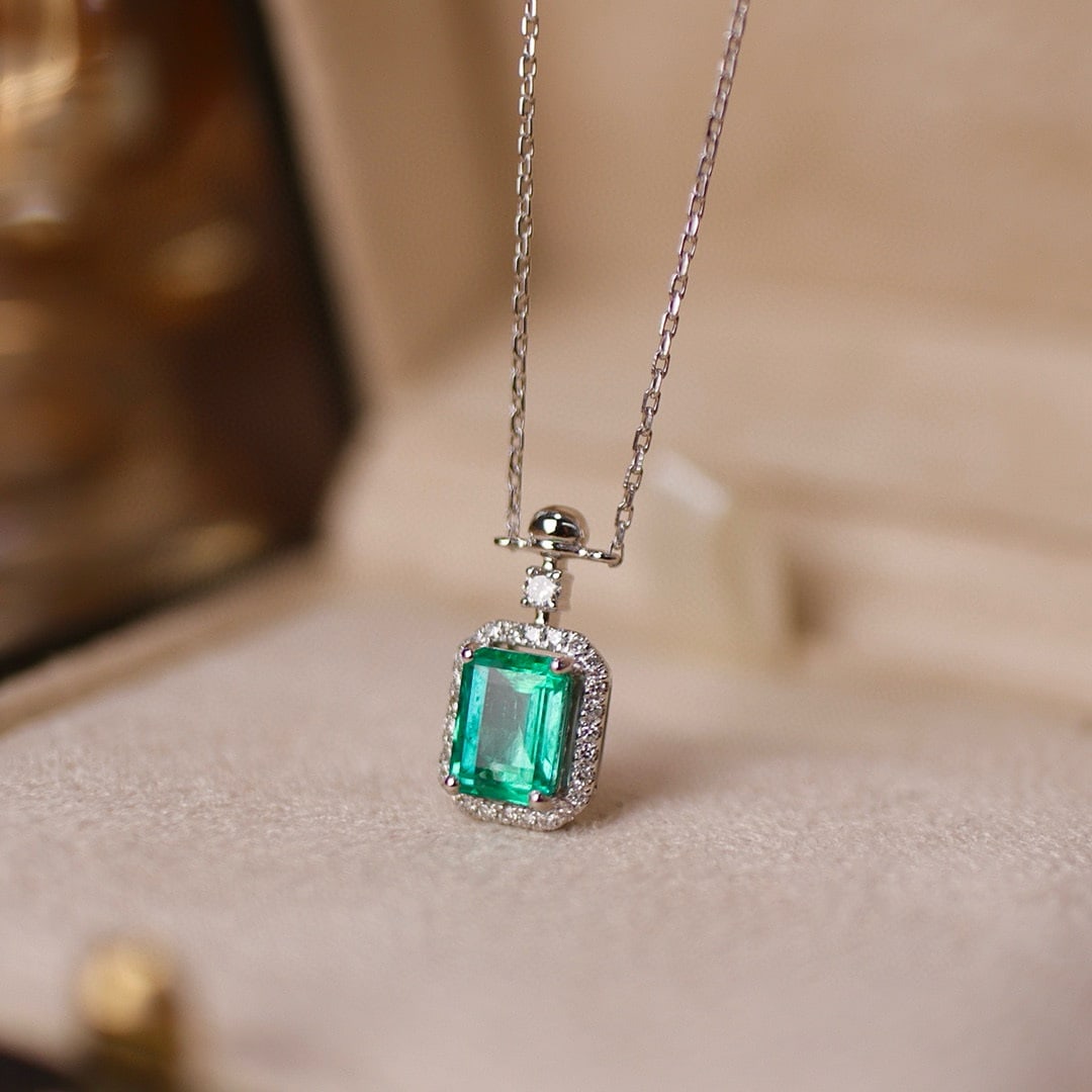 14K GOLD 1.29 CTW NATURAL EMERALD & DIAMOND NECKLACE: Ref:231084084 // Gold Content:14K Gold // Main Gemstone:Emerald // Shape:Octagonal // Carat Weight:1.13ct // Color:Green // Treatment:Natural // // Adjacent Gemstone 2 : Diamond // Shape:Round //