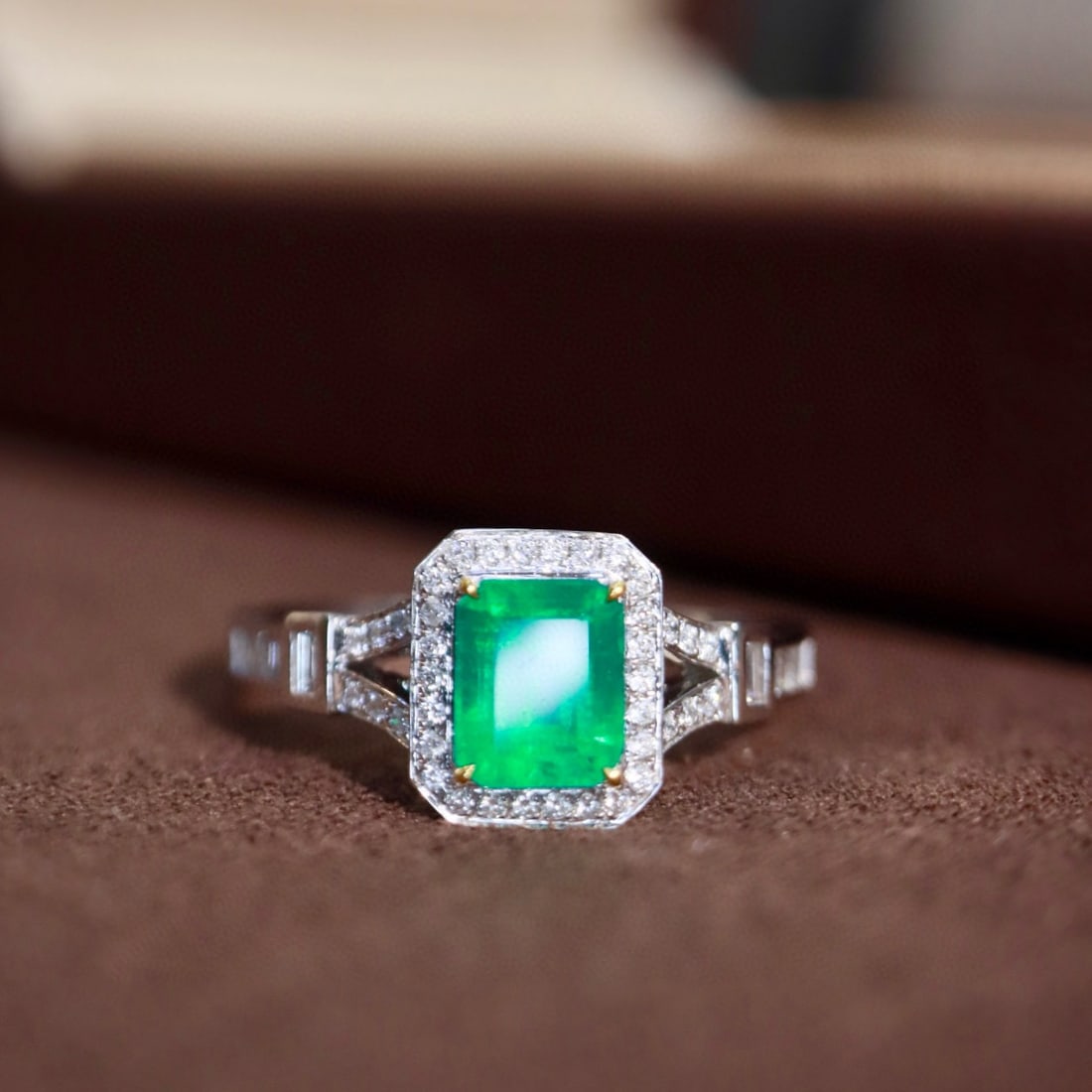 14K GOLD 0.95 CTW VIVID GREEN NATURAL EMERALD & DIAMOND RING: Ref:231084087 // Gold Content:14K Gold // Ring Size:7.25US // // Main Gemstone:Emerald // Shape:Octagonal // Carat Weight:0.75ct // Color:Vivid Green // Treatment:Natural // // Adjacent Gemstone 2