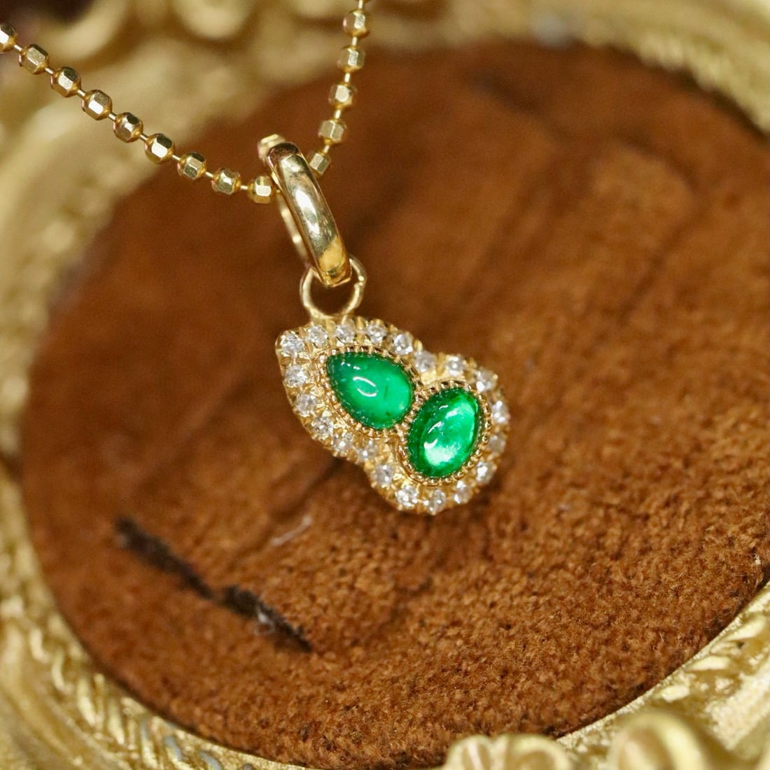 14K GOLD 0.22 CTW VIVID GREEN NATURAL EMERALD & DIAMOND PENDANT( WITHOUT CHAIN ): Ref:231084092 // Gold Content:14K Gold // Main Gemstone:Emerald // Shape:Multiple // Carat Weight:0.15ct // Color:Vivid Green // Treatment:Natural // // Adjacent Gemstone 2 : Diamond // Shape:Round