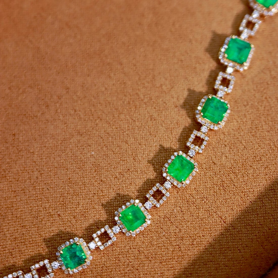 14K GOLD 5.49 CTW VIVID GREEN NATURAL EMERALD & DIAMOND BRACELET (1 of 1)
