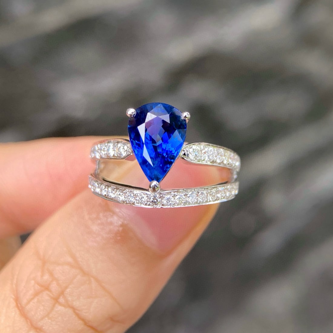 14K GOLD 2.74 CTW NATURAL SAPPHIRE & DIAMOND RING: Ref:231084200 // Gold Content:14K Gold // Ring Size:7.25US // // Main Gemstone:Sapphire // Shape:Pear // Carat Weight:2.34ct // Color:Royal blue // Treatment:Natural // // Adjacent Gemstone 2 : Diamon