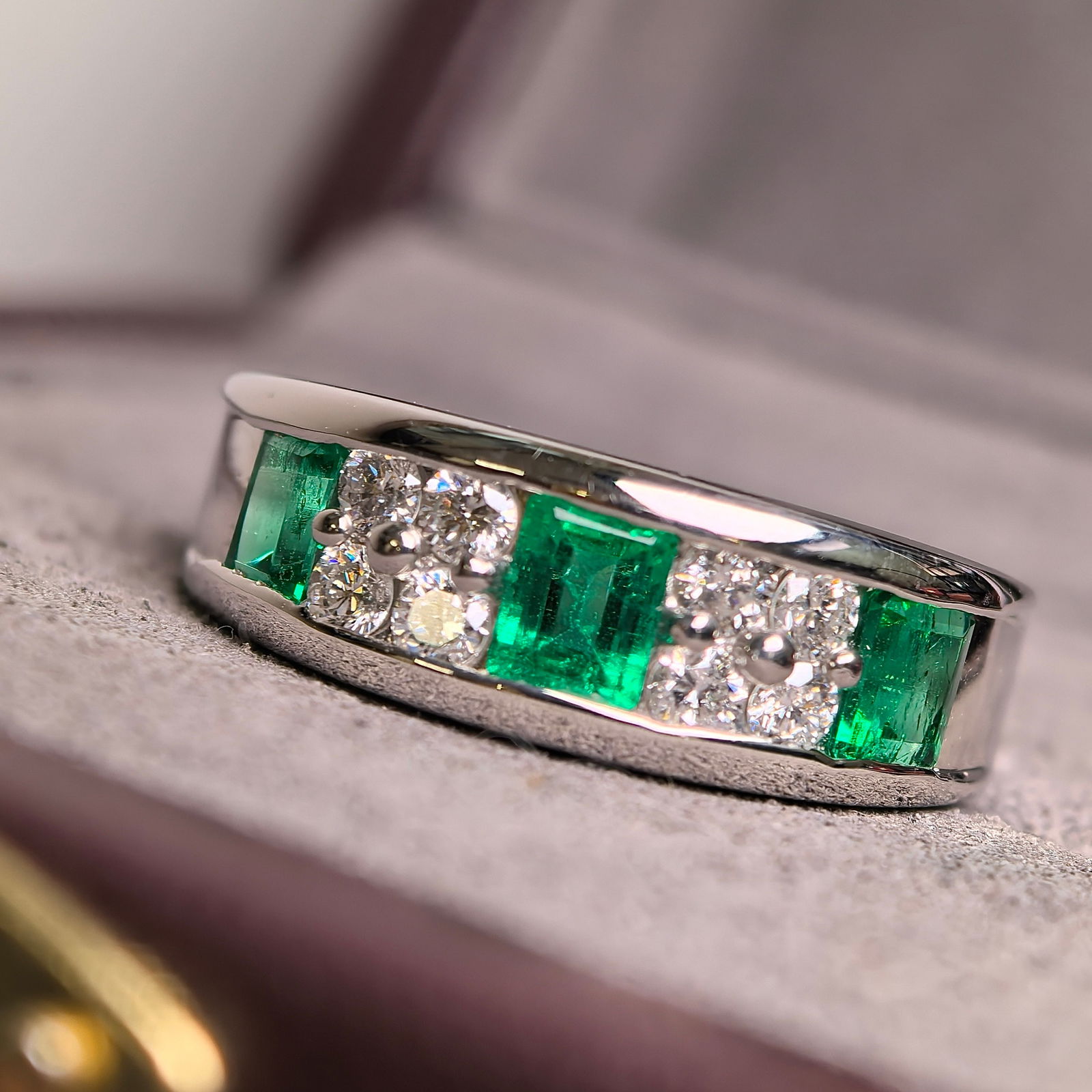 14K GOLD 1.26 CTW VIVID GREEN NATURAL EMERALD & DIAMOND RING: Ref:231084297 // Gold Content:14K Gold // Ring Size:7.25US // // Main Gemstone:Emerald // Shape:Octagonal // Carat Weight:0.89ct // Color:Vivid Green // Treatment:Natural // // Adjacent Gemstone 2