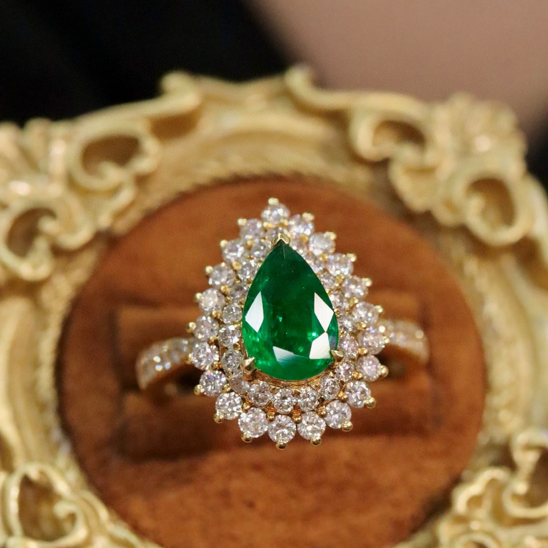 14K GOLD 2.37 CTW VIVID GREEN NATURAL EMERALD & DIAMOND RING: Ref:231084349 // Gold Content:14K Gold // Ring Size:7.25US // // Main Gemstone:Emerald // Shape:Pear // Carat Weight:1.01ct // Color:Vivid Green // Treatment:Natural // // Adjacent Gemstone 2 : Diamon