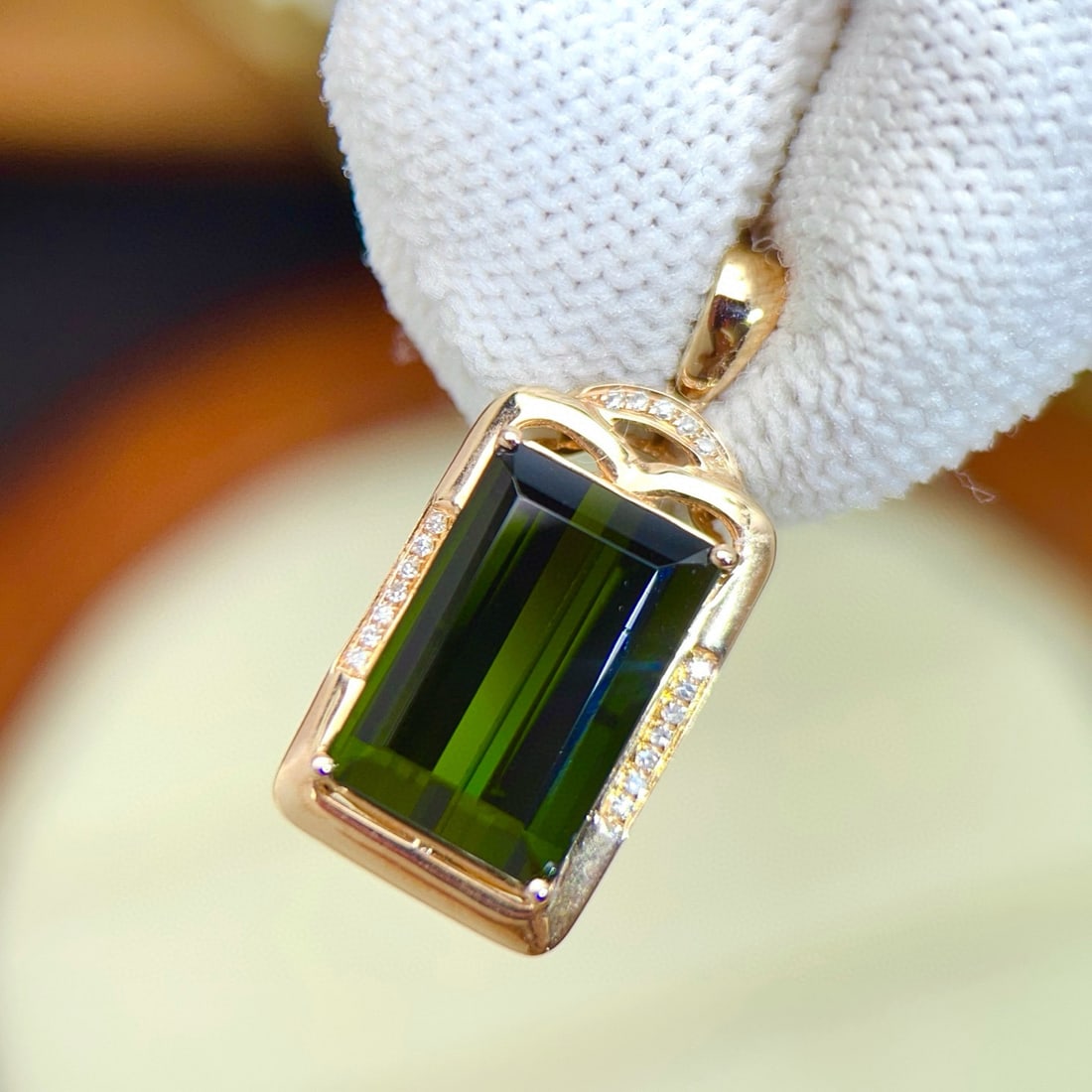 14K GOLD 6.55 CTW NATURAL TOURMALINE & DIAMOND PENDANT( WITHOUT CHAIN ): Ref:231084357 // Gold Content:14K Gold // Main Gemstone:Tourmaline // Shape:Octagonal // Carat Weight:6.5ct // Color:Green // Treatment:Natural // // Adjacent Gemstone 2 : Diamond // Number of