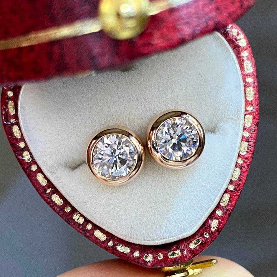 14K GOLD 1 CT NATURAL H DIAMOND EARRINGS: Ref:231084381 // Gold Content:14K Gold // Main Gemstone:Diamond // Shape:Round // Carat Weight:1ct // Clarity Grade:VS-SI // Color:H // Treatment:Natural // Cut Grade:G // Condition: New Low Estimate
