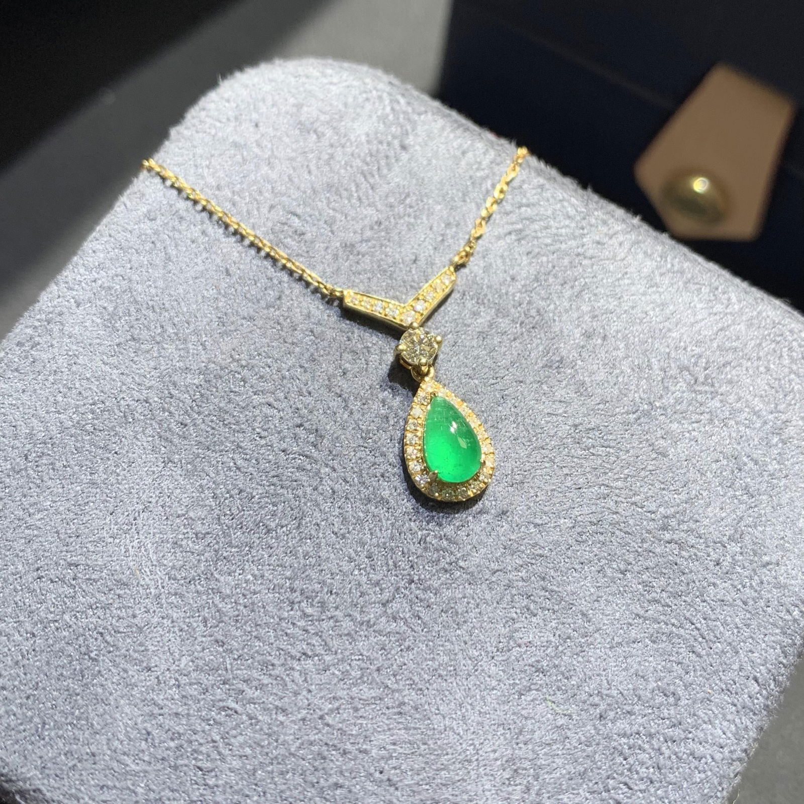 14K GOLD 0.70 CTW NATURAL EMERALD & DIAMOND NECKLACE: Ref:231084396 // Gold Content:14K Gold // Main Gemstone:Emerald // Shape:Pear // Carat Weight:0.45ct // Color:Green // Treatment:Natural // // Adjacent Gemstone 2 : Diamond // Shape:Round // Carat