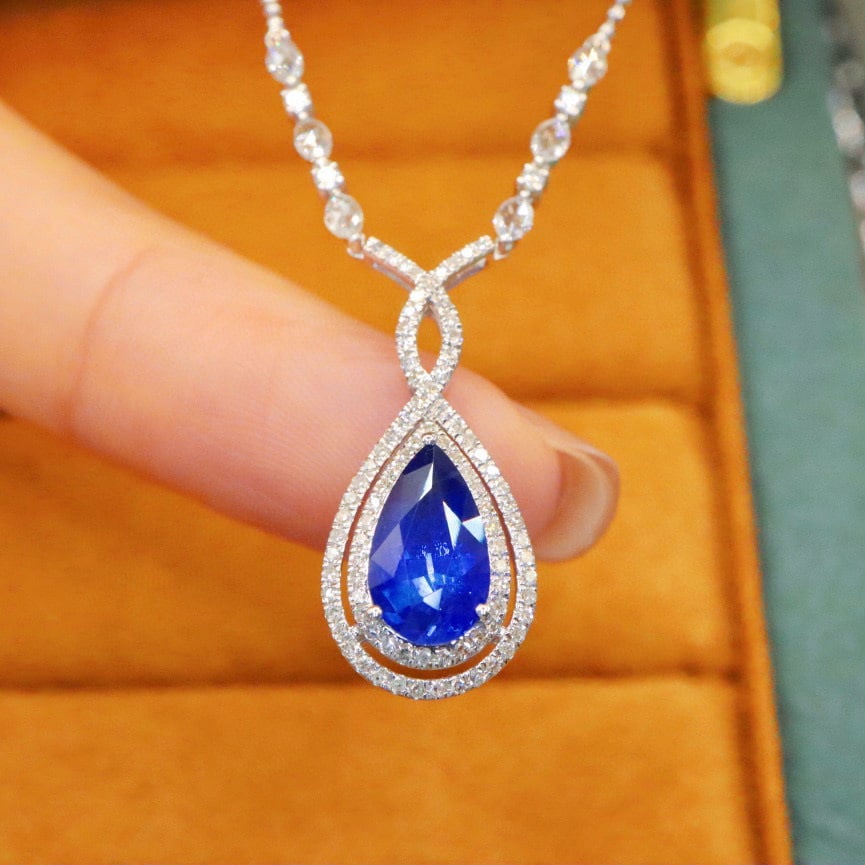 14K GOLD 2.10 CTW NATURAL SAPPHIRE & DIAMOND NECKLACE: Ref:231084401 // Gold Content:14K Gold // Main Gemstone:Sapphire // Shape:Pear // Carat Weight:1.63ct // Color:Royal blue // Treatment:Natural // // Adjacent Gemstone 2 : Diamond // Number of
