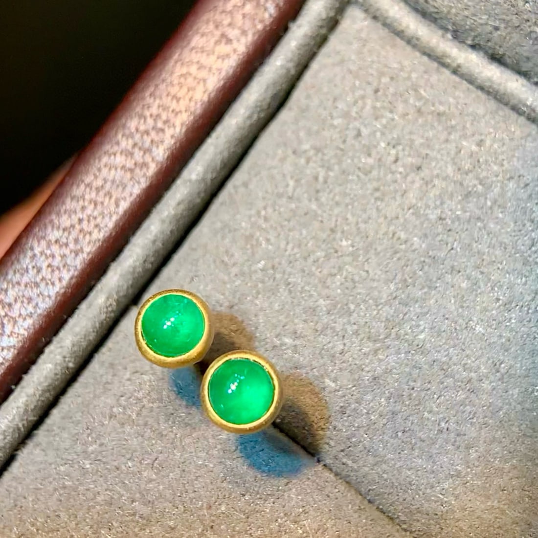 14K GOLD 0.57 CT NATURAL EMERALD EARRINGS (1 of 1)