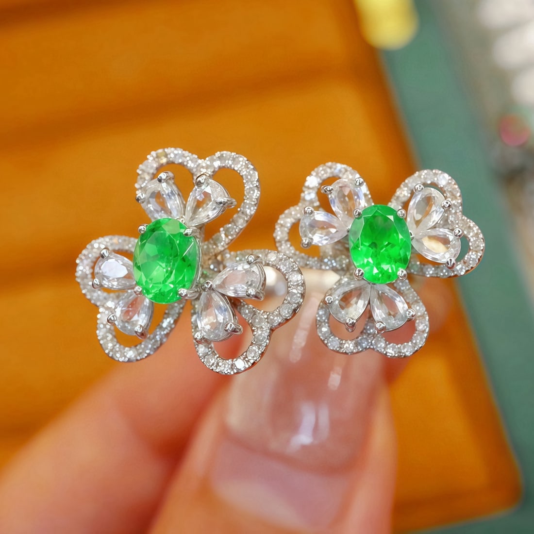 14K GOLD 1.37 CTW NATURAL TSAVORITE & DIAMOND RING: Ref:231084416 // Gold Content:14K Gold // Ring Size:7.25US // // Main Gemstone:Tsavorite // Shape:Oval // Carat Weight:1.0ct // Color:Green // Treatment:Natural // // Adjacent Gemstone 2 : Diamond