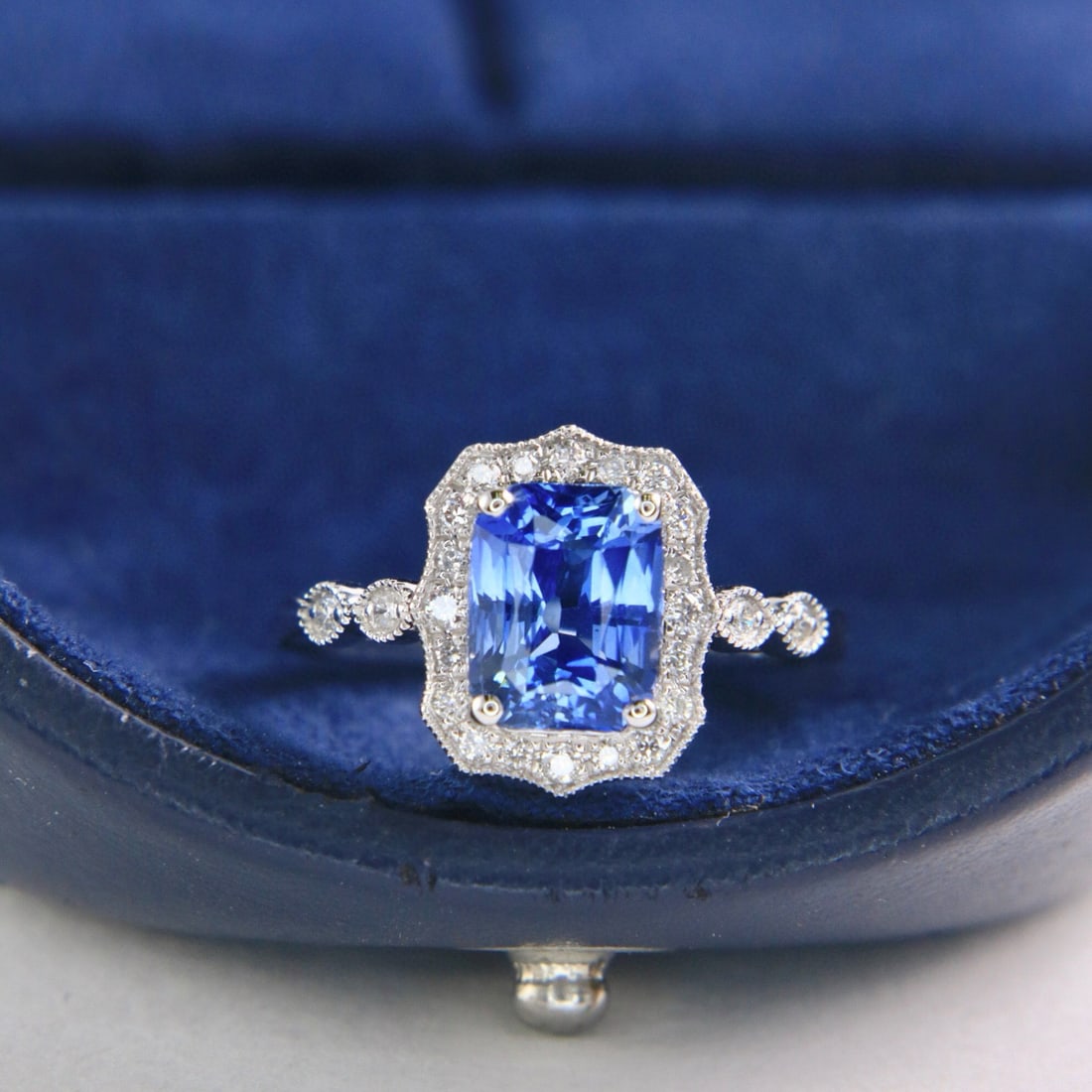 14K GOLD 2.72 CTW NATURAL SAPPHIRE & DIAMOND RING: Ref:231084424 // Gold Content:14K Gold // Ring Size:7.25US // // Main Gemstone:Sapphire // Shape:Octagonal // Carat Weight:2.51ct // Color:Cornflower Blue // Treatment:Natural // // Adjacent