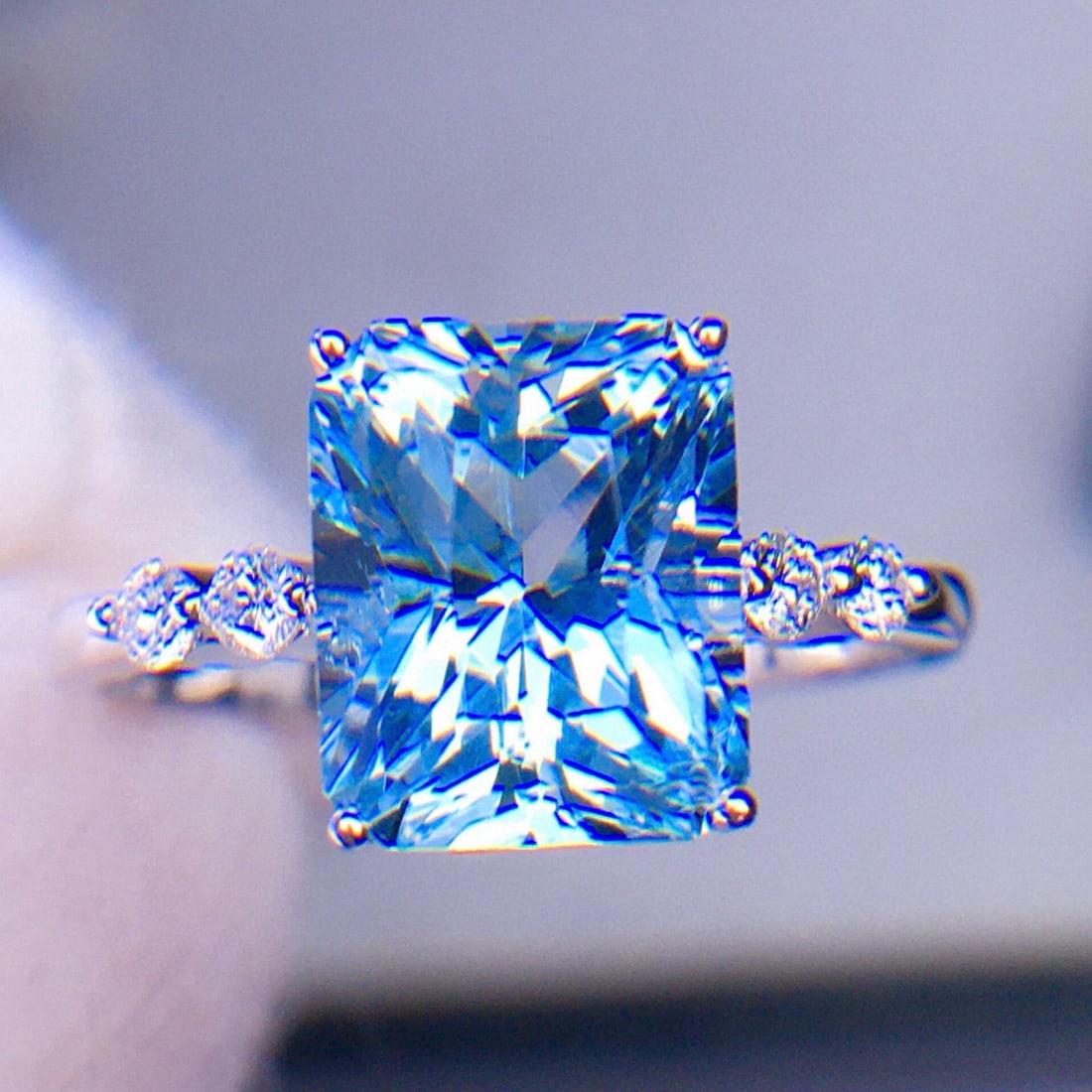 14k Gold 3.1 Ct Natural Aquamarine & Diamond Ring: Ref:231111053 // gold content:14k gold // ring size:7. 25us // // main gemstone:aquamarine // shape:octagonal // carat weight:3. 1ct // color:santa maria color // treatment:natural // // adjacent