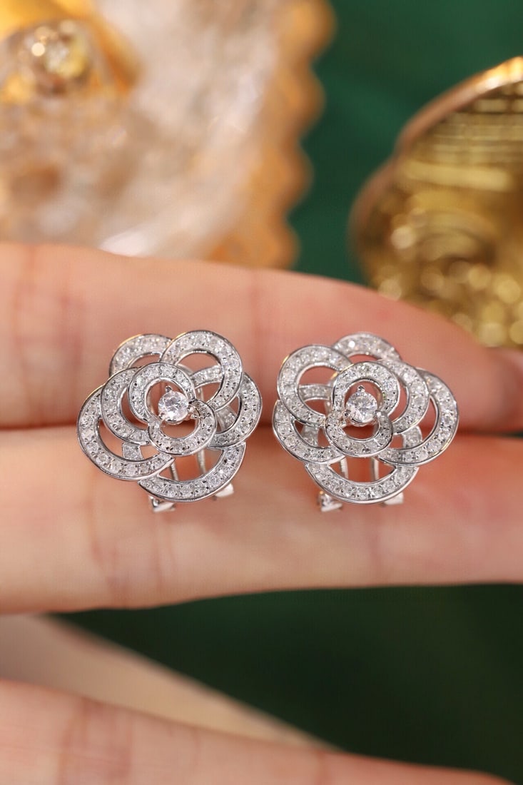 14k Gold 0.9 Ct Natural H Diamond Earrings: Ref:231111082 // gold content:14k gold // main gemstone:diamond // shape:round // carat weight:0. 9ct // clarity grade:vs-si // color:h // treatment:natural // cut grade:g // Low Estimate: