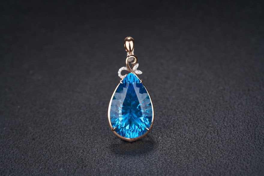14k Gold 26.79 Ct Natural Topaz & Diamond Pendant( Without Chain ): Ref:231111086 // gold content:14k gold // main gemstone:topaz // shape:pear // carat weight:26. 79ct // color:blue // treatment:natural // // adjacent gemstone 2 : diamond // shape:round // clarity gr
