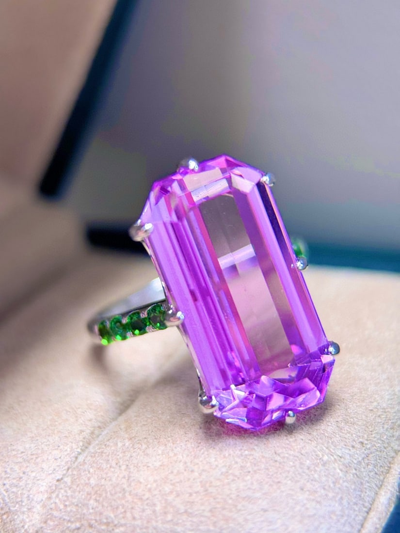14k Gold 17.11 Ctw Natural Kunzite & Tsavorite Ring: Ref:231111089 // gold content:14k gold // ring size:7. 25us // // main gemstone:kunzite // shape:octagonal // carat weight:16. 71ct // color:purple // treatment:natural // // adjacent gemstone 2 :