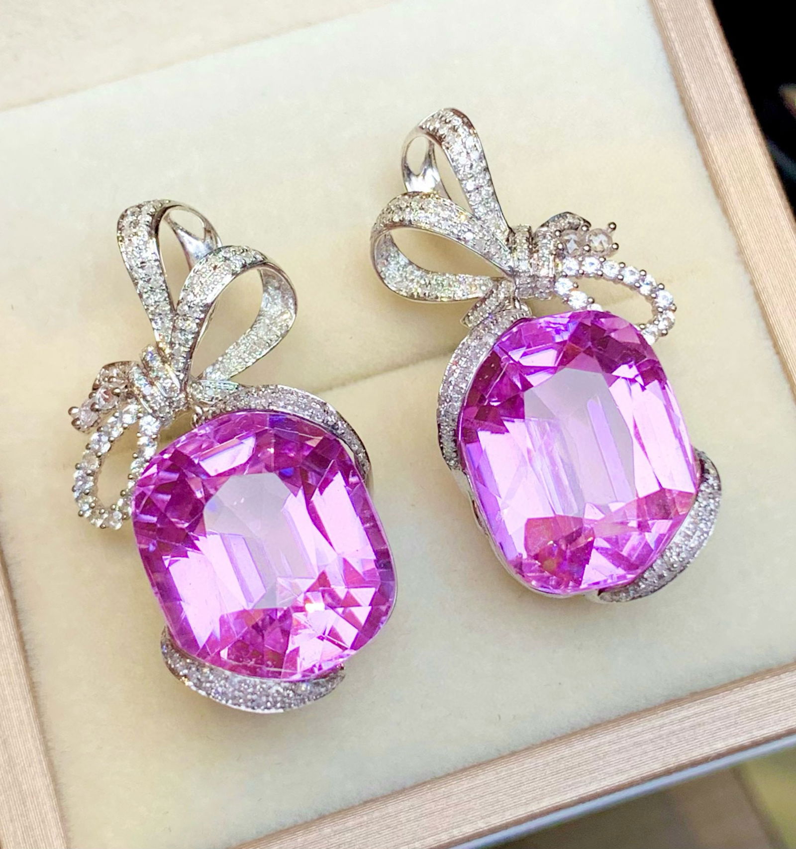 14k Gold 39.2 Ct Natural Kunzite & Diamond Earrings: Ref:231111090 // gold content:14k gold // main gemstone:kunzite // shape:cushion // carat weight:39. 2ct // color:purple // treatment:natural // // adjacent gemstone 2 : diamond // shape:round //