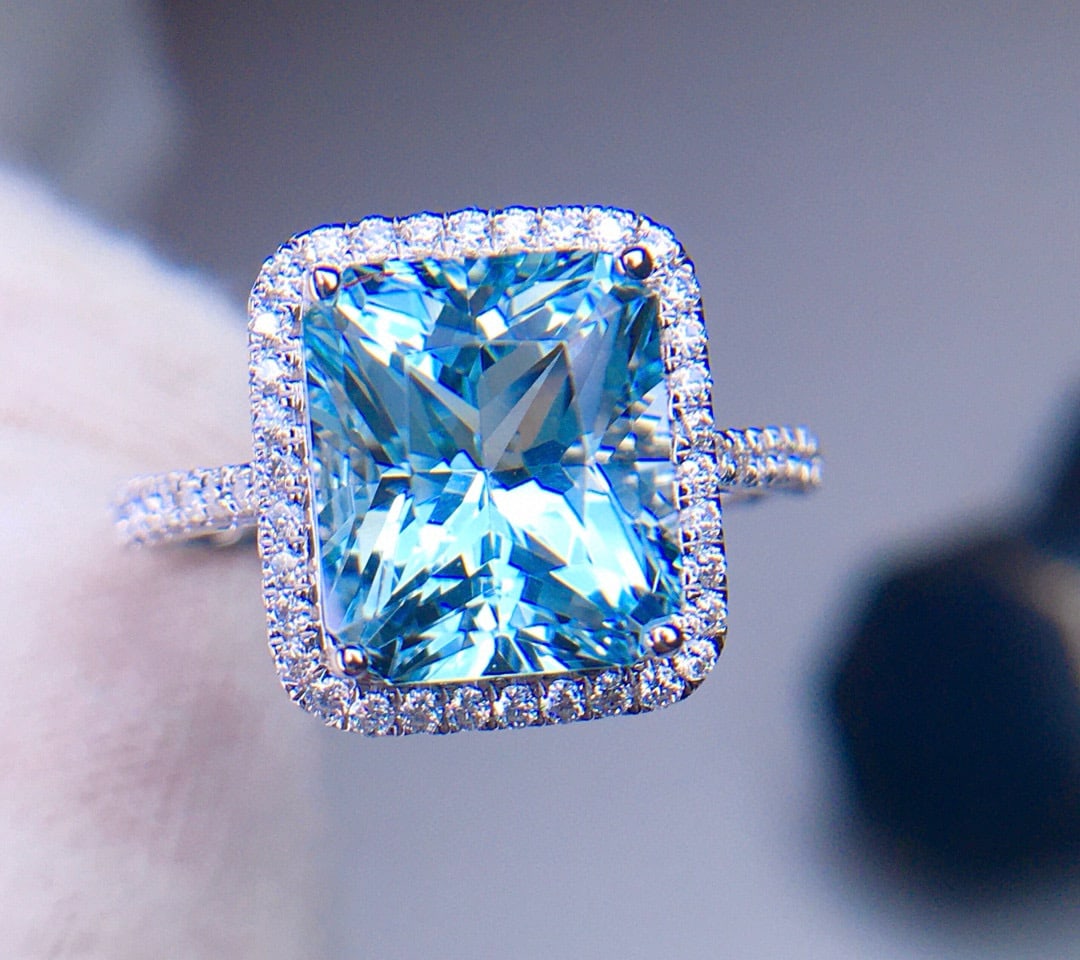 14k Gold 3.9 Ct Natural Aquamarine & Diamond Ring: Ref:231111092 // gold content:14k gold // ring size:7. 25us // // main gemstone:aquamarine // shape:octagonal // carat weight:3. 9ct // color:santa maria color // treatment:natural // // adjacent