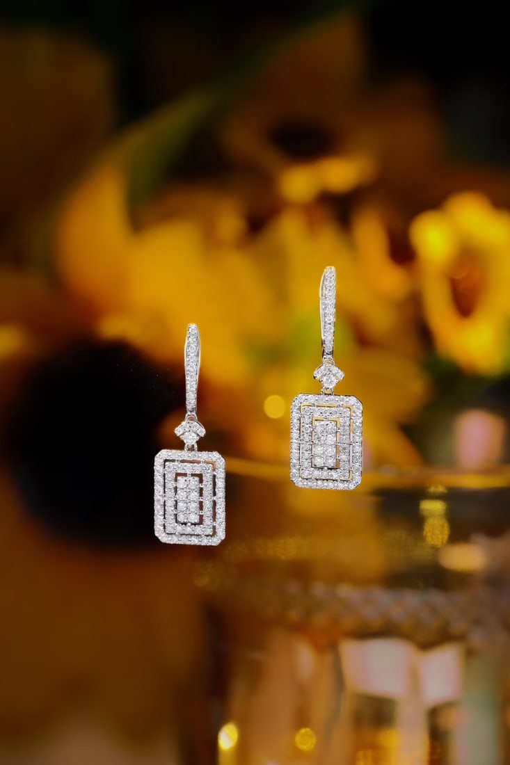 14k Gold 0.8 Ct Natural H Diamond Earrings: Ref:231111122 // gold content:14k gold // main gemstone:diamond // shape:round // carat weight:0. 8ct // clarity grade:vs-si // color:h // treatment:natural // cut grade:g // High Estimate: 5300Low