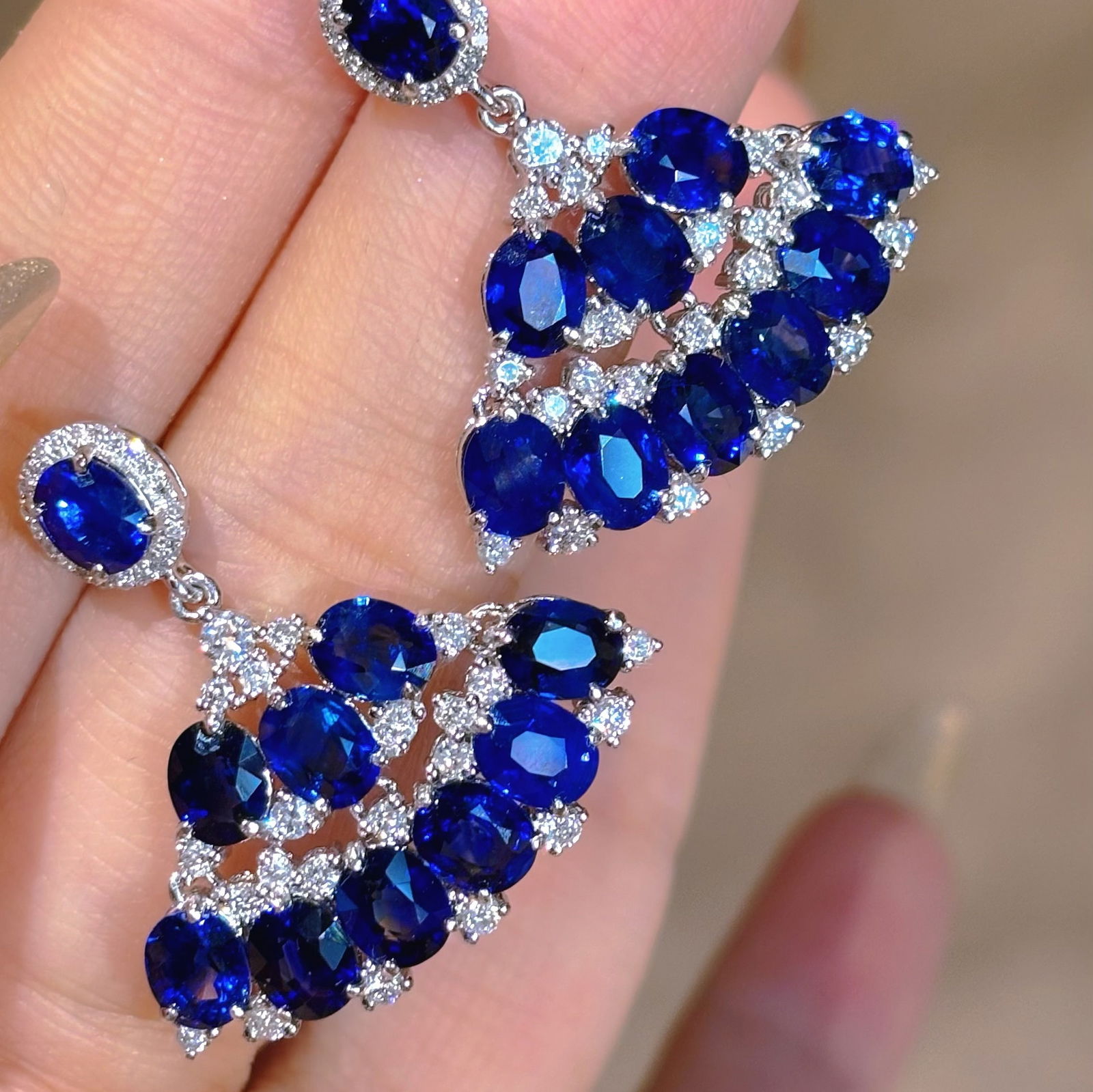 14k Gold 9.23 Ct Natural Sapphire & Diamond Earrings: Ref:231112221 // gold content:14k gold // main gemstone:sapphire // shape:oval // carat weight:9. 23ct // color:blue // treatment:natural // // adjacent gemstone 2 : diamond // shape:round //