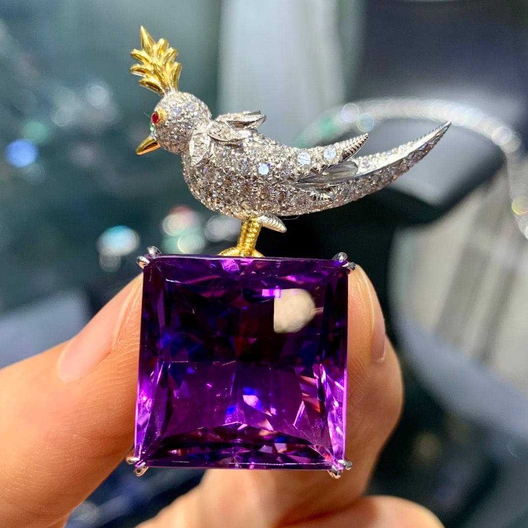 14k Gold 24.68 Ctw Natural Amethyst & Diamond Brooch/pendant( Without Chain ): Ref:231112316 // gold content:14k gold // main gemstone:amethyst // shape:princess // carat weight:23. 55ct // color:purple // treatment:natural // // adjacent gemstone 2 : diamond // shape:round
