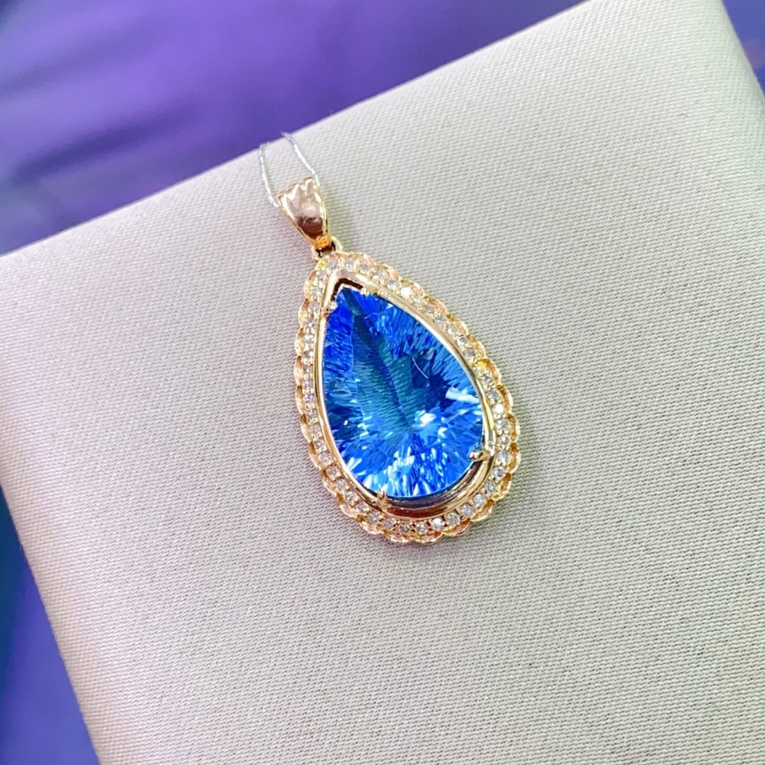 14k Gold 6.8 Ct Natural Topaz & Diamond Pendant( Without Chain ): Ref:231112343 // gold content:14k gold // main gemstone:topaz // shape:pear // carat weight:6. 8ct // color:blue // treatment:natural // // adjacent gemstone 2 : diamond // shape:round // clarity grad