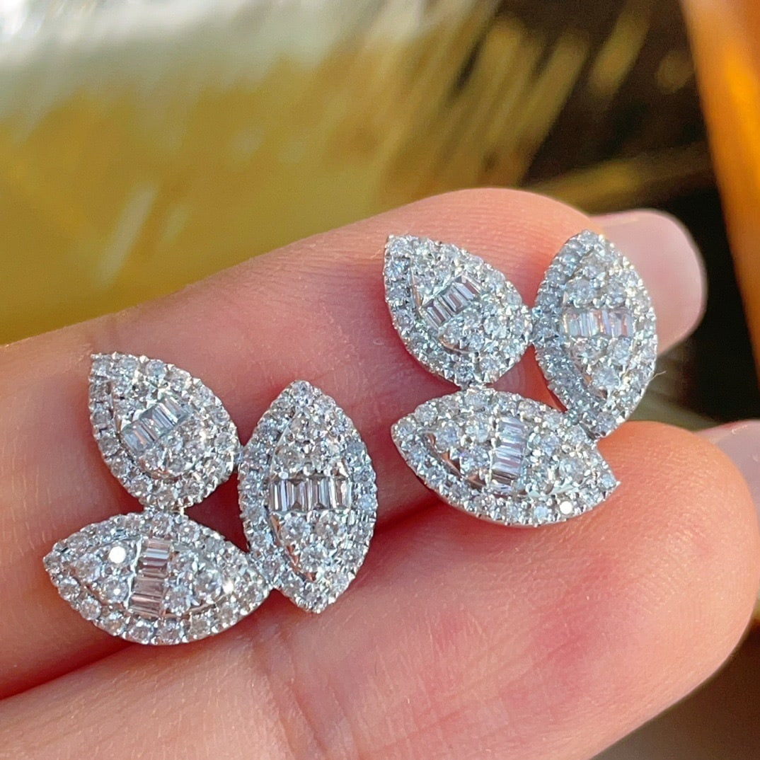 14k Gold 0.7 Ct Natural H Diamond Earrings: Ref:231112382 // gold content:14k gold // main gemstone:diamond // shape:multiple // carat weight:0. 7ct // clarity grade:vs-si // color:h // treatment:natural // Condition: NewLow Estimate: