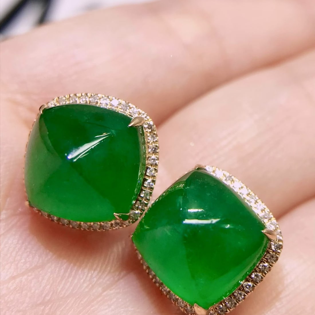14k Gold 12.4 Ct Natural Emerald & Diamond Earrings: Ref:231112403 // gold content:14k gold // main gemstone:emerald // shape:sugar-loaf // carat weight:12. 4ct // color:green // treatment:natural // // adjacent gemstone 2 : diamond // number of stones: