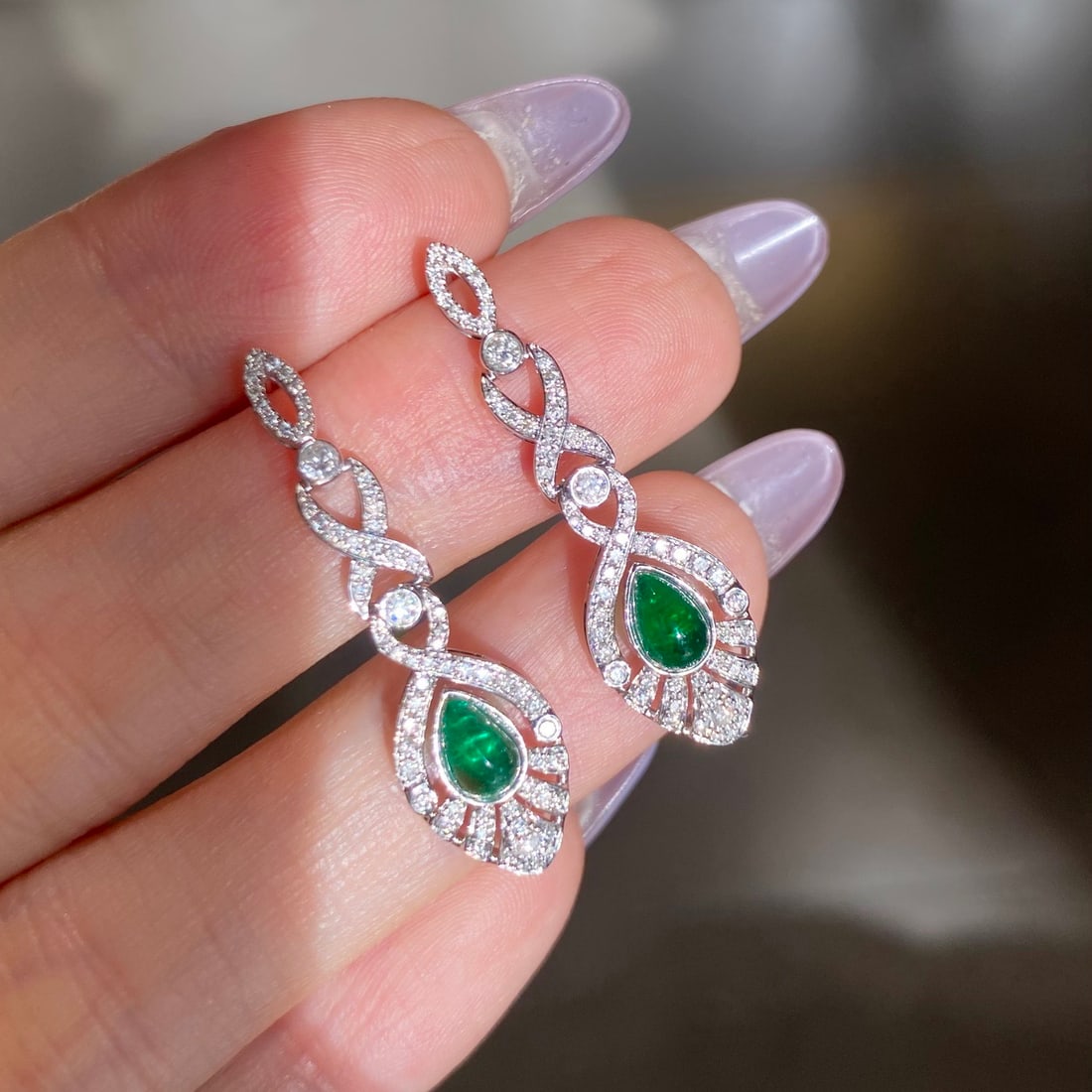 14k Gold 1.67 Ctw Vivid Green Natural Emerald & Diamond Earrings: Ref:231112423 // gold content:14k gold // main gemstone:emerald // shape:pear // carat weight:0. 9ct // color:vivid green // treatment:natural // // adjacent gemstone 2 : diamond // shape:round //