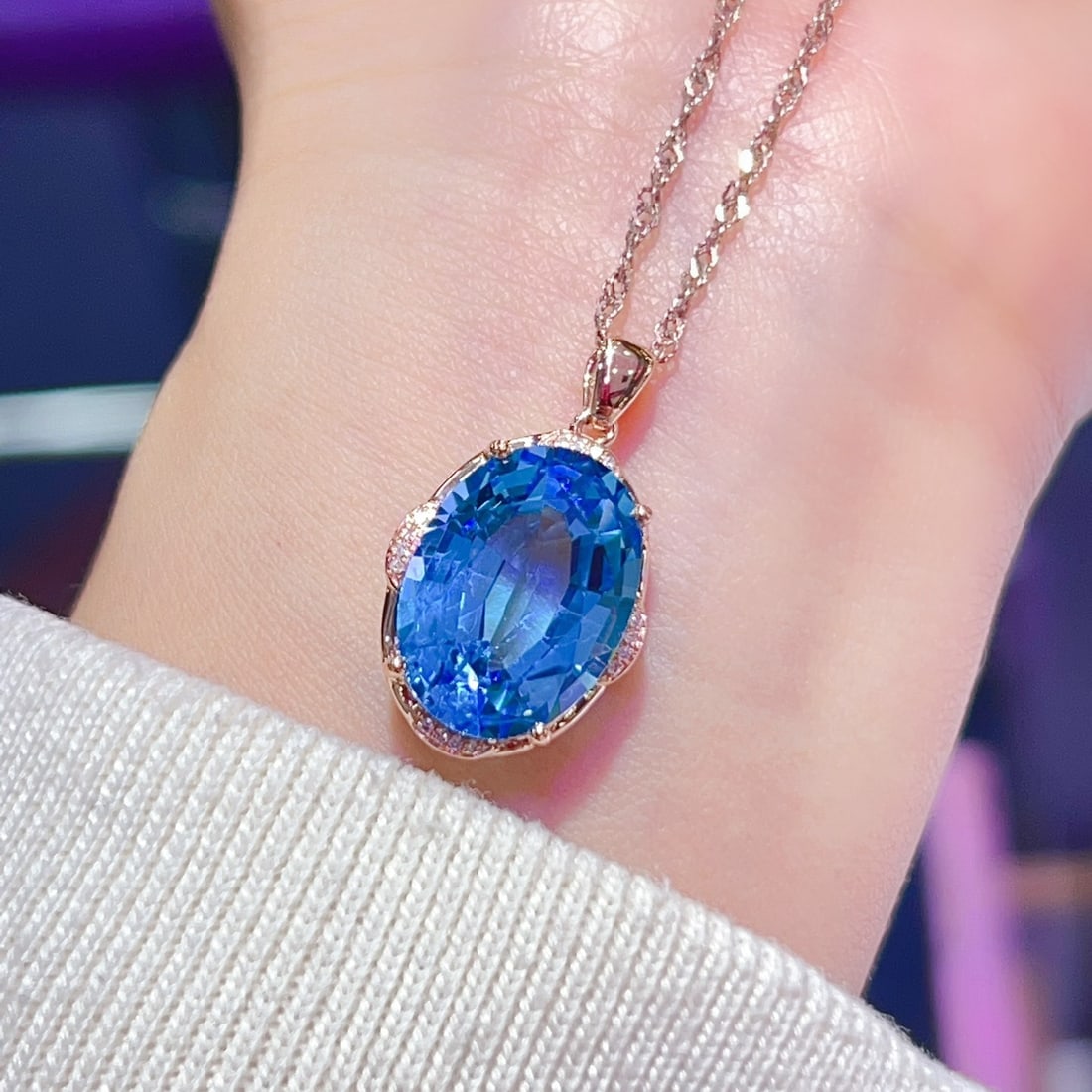 14k Gold 10.80 Ctw Natural Topaz & Diamond Pendant( Without Chain ): Ref:231112424 // gold content:14k gold // main gemstone:topaz // shape:oval // carat weight:10. 75ct // color:blue // treatment:natural // // adjacent gemstone 2 : diamond // number of stones:16 //