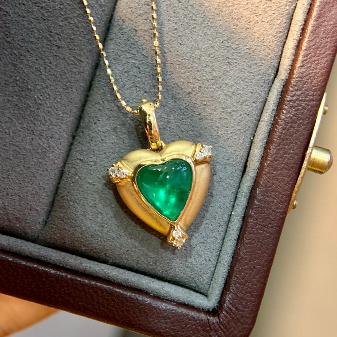 14k Gold 1.49 Ctw Vivid Green Natural Emerald & Diamond Pendant( Without Chain ): Ref:231112441 // gold content:14k gold // main gemstone:emerald // shape:heart // carat weight:1. 42ct // color:vivid green // treatment:natural // // adjacent gemstone 2 : diamond // shape:round