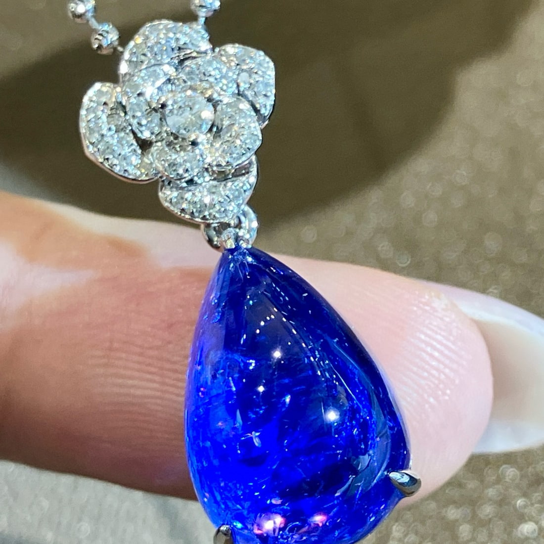 14k Gold 11.61 Ctw Natural Tanzanite & Diamond Pendant( Without Chain ): Ref:231085013 // gold content:14k gold // main gemstone:tanzanite // shape:pear // carat weight:11. 45ct // color:blue // treatment:natural // // adjacent gemstone 2 : diamond // shape:round //