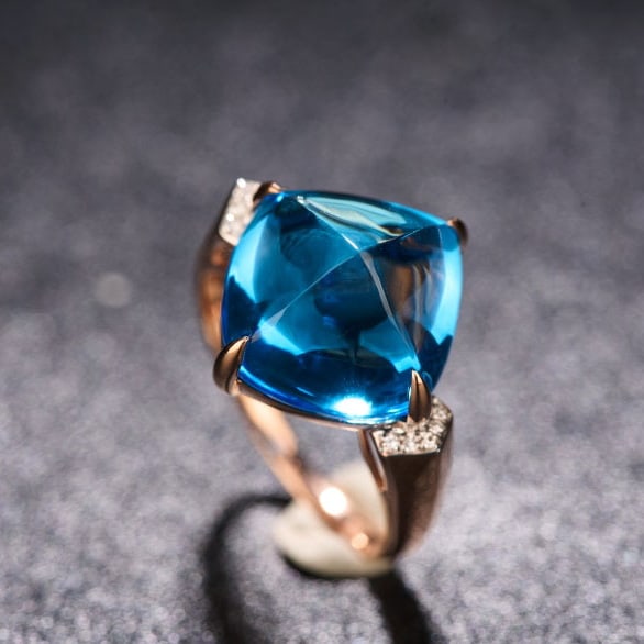 14k Gold 12.6 Ct Natural Topaz & Diamond Ring: Ref:231085017 // gold content:14k gold // ring size:7. 25us // // main gemstone:topaz // shape:sugar-loaf // carat weight:12. 6ct // color:blue // treatment:natural // // adjacent gemstone 2 :