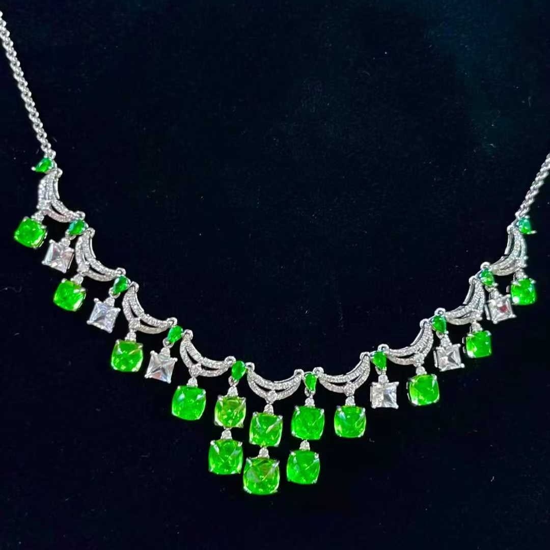 14k Gold 12.1 Ctw Natural Tsavorite & Sapphire Necklace: Ref:231085052 // gold content:14k gold // main gemstone:tsavorite // shape:sugar-loaf // carat weight:10ct // color:green // treatment:natural // // adjacent gemstone 2 : sapphire // shape:princess