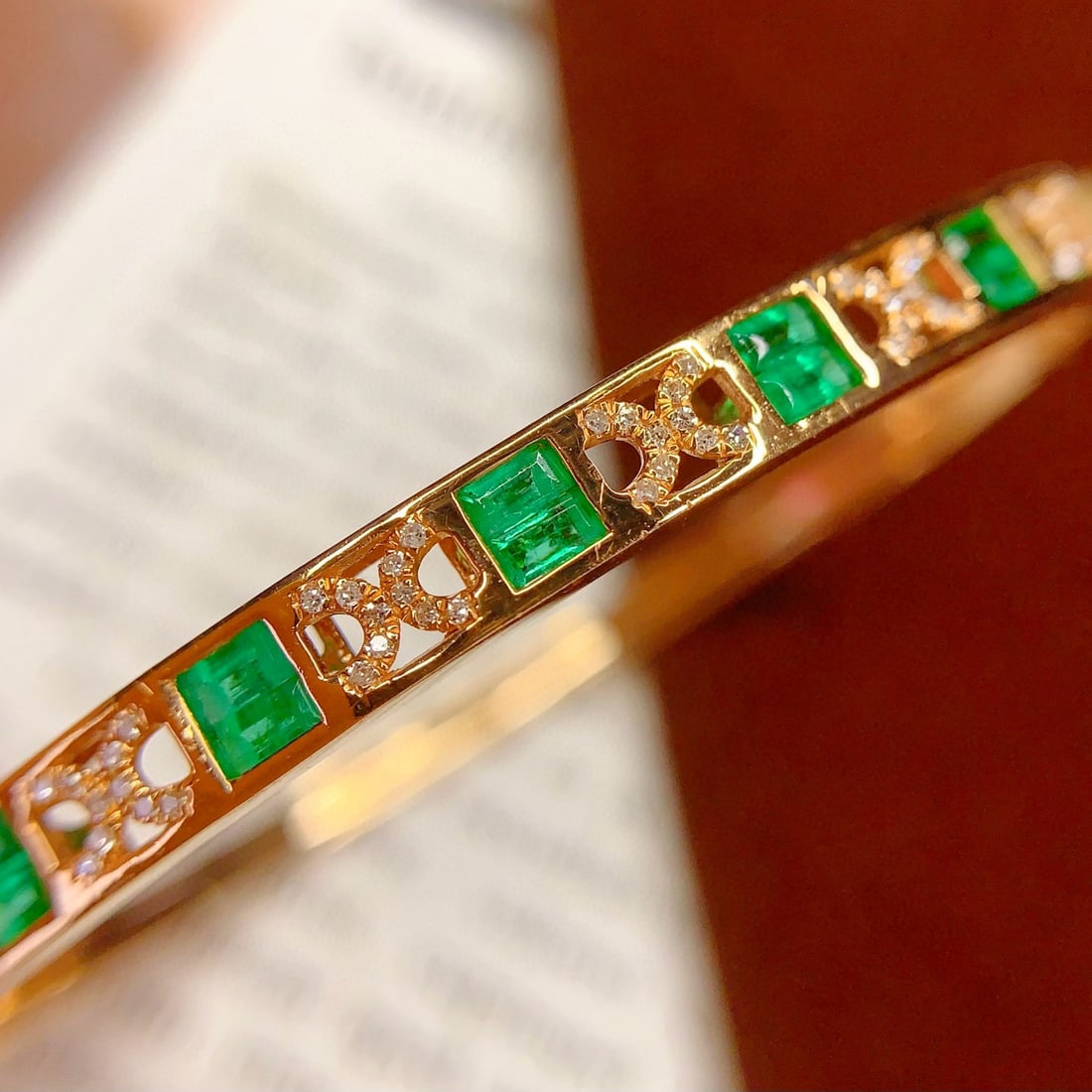 14k Gold 2 Ct Natural Emerald & Diamond Bangle: Ref:231085066 // gold content:14k gold // main gemstone:emerald // shape:rectangle // carat weight:2ct // color:green // treatment:natural // // adjacent gemstone 2 : diamond // number of stones:90