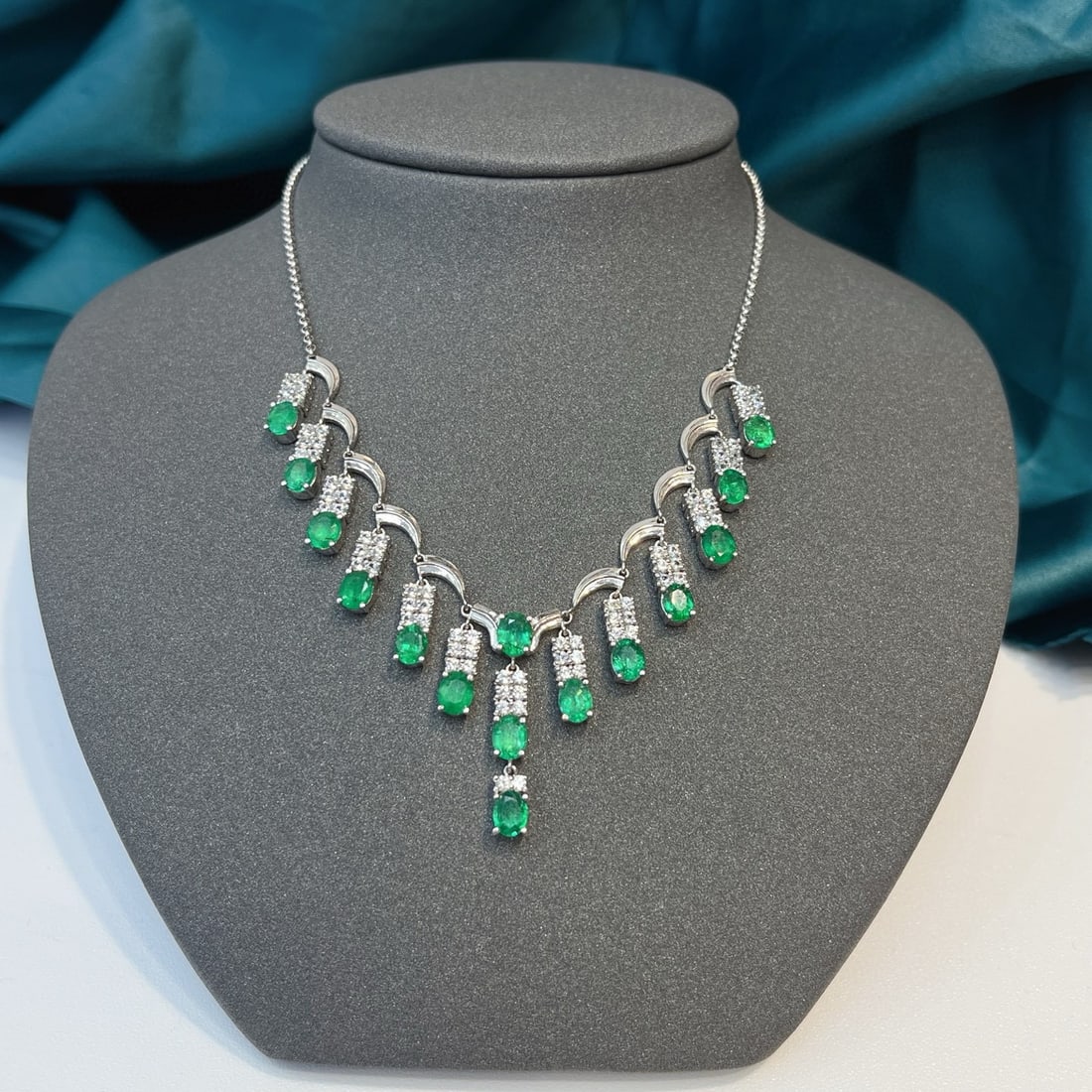 14k Gold 5.20 Ct Natural Emerald & Sapphire Necklace: Ref:231085100 // gold content:14k gold // main gemstone:emerald // shape:oval // carat weight:5. 20ct // color:green // treatment:natural // // adjacent gemstone 2 : sapphire // number of stones:80