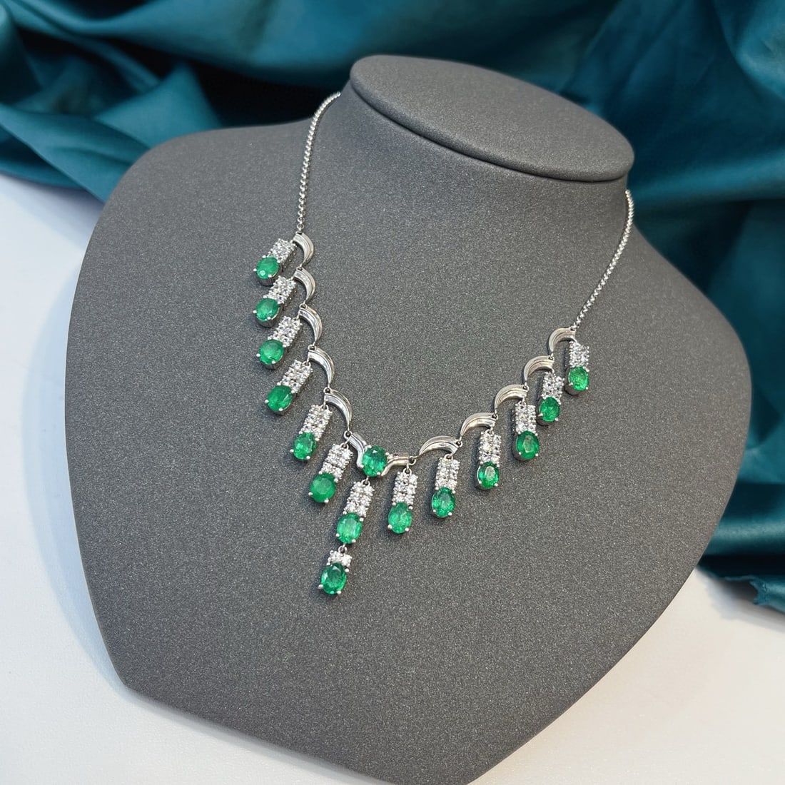 14k Gold 5.20 Ct Natural Emerald & Sapphire Necklace - 2