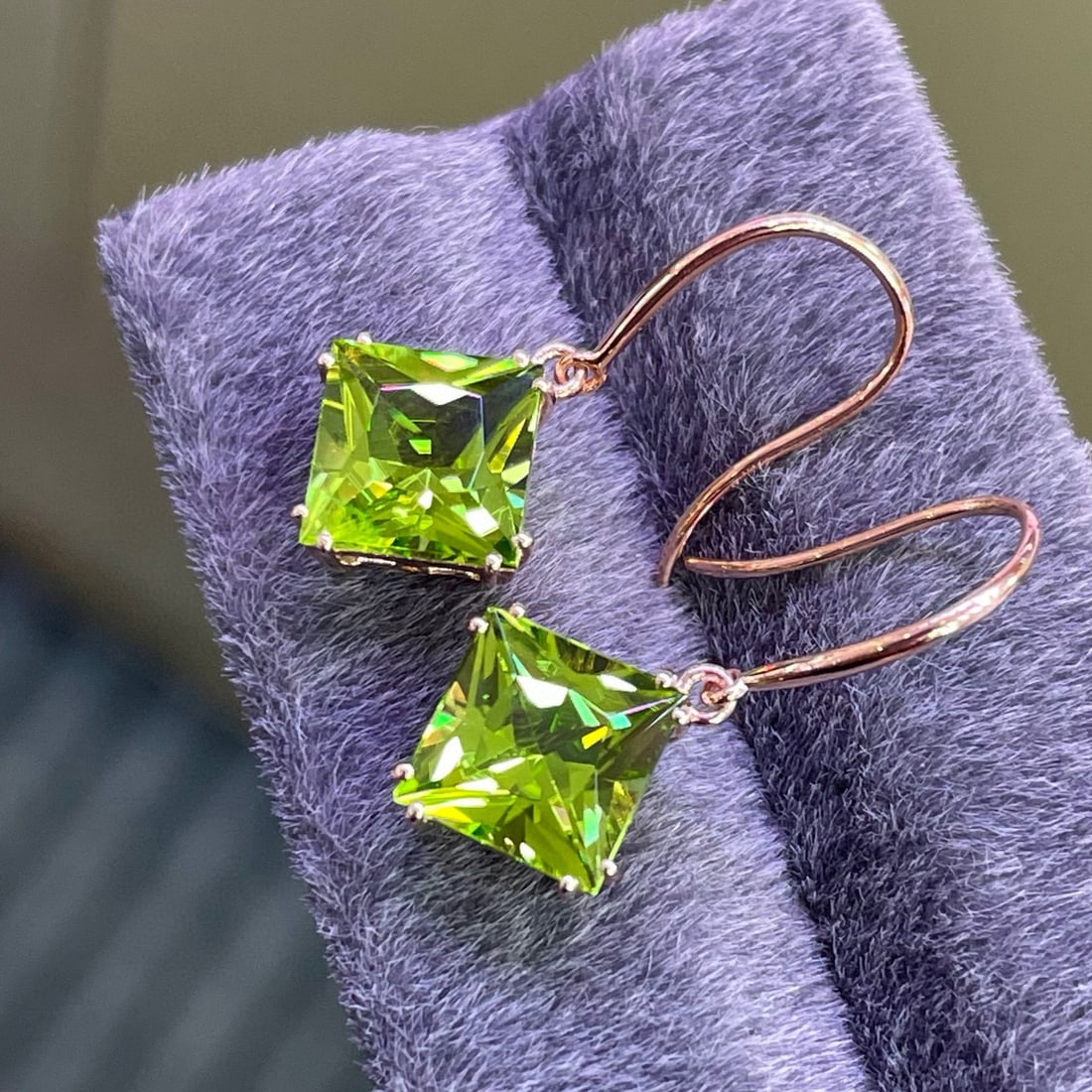 14k Gold 5.25 Ct Natural Peridot & Diamond Earrings: Ref:231085127 // gold content:14k gold // main gemstone:peridot // shape:princess // carat weight:5. 25ct // color:green // treatment:natural // // adjacent gemstone 2 : diamond // shape:round //