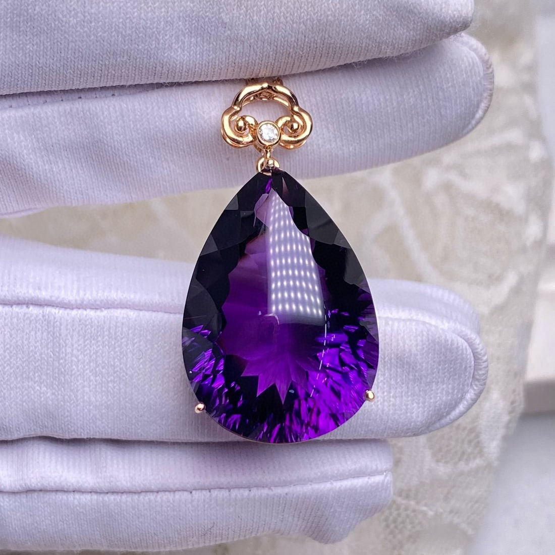 14k Gold 30.50 Ct Natural Amethyst & Diamond Pendant( Without Chain ): Ref:231085220 // gold content:14k gold // main gemstone:amethyst // shape:pear // carat weight:30. 50ct // color:purple // treatment:natural // // adjacent gemstone 2 : diamond // number of stones:1 /